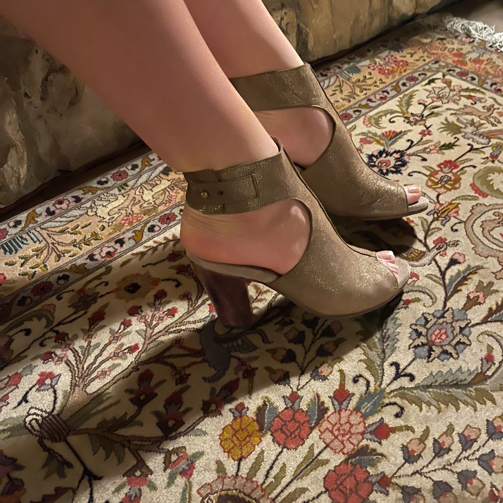 New Calleen Cordero Champagne color Heels